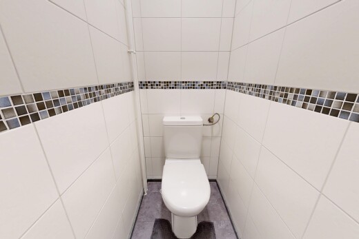 salle de bains avec toilette, inside property, tile wall, mur en carrelage, et cabinet de toilette
