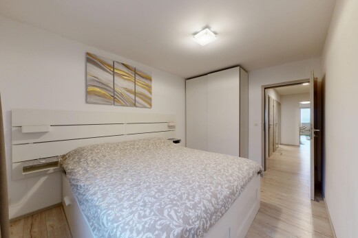 chambre avec light floor, wood finish floor, sol en finition bois, drywall, et cloison sèche