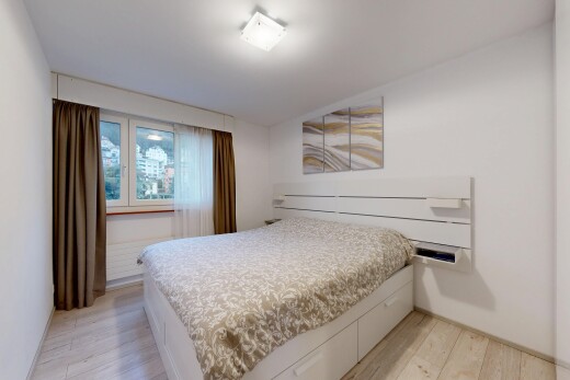 chambre avec sol en finition bois, wood finish floor, lumière naturelle, natural light, et light floor