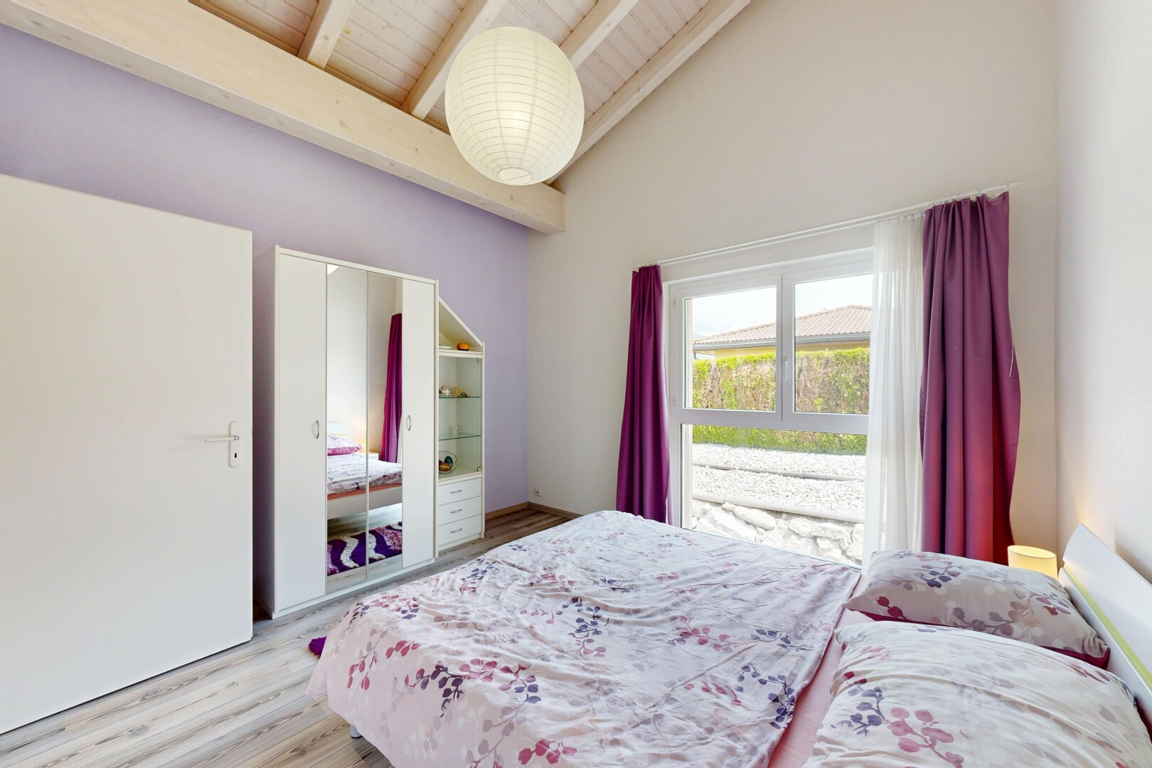 chambre avec inside property, sol en finition bois, wood finish floor, plafond à poutres, et beamed ceiling