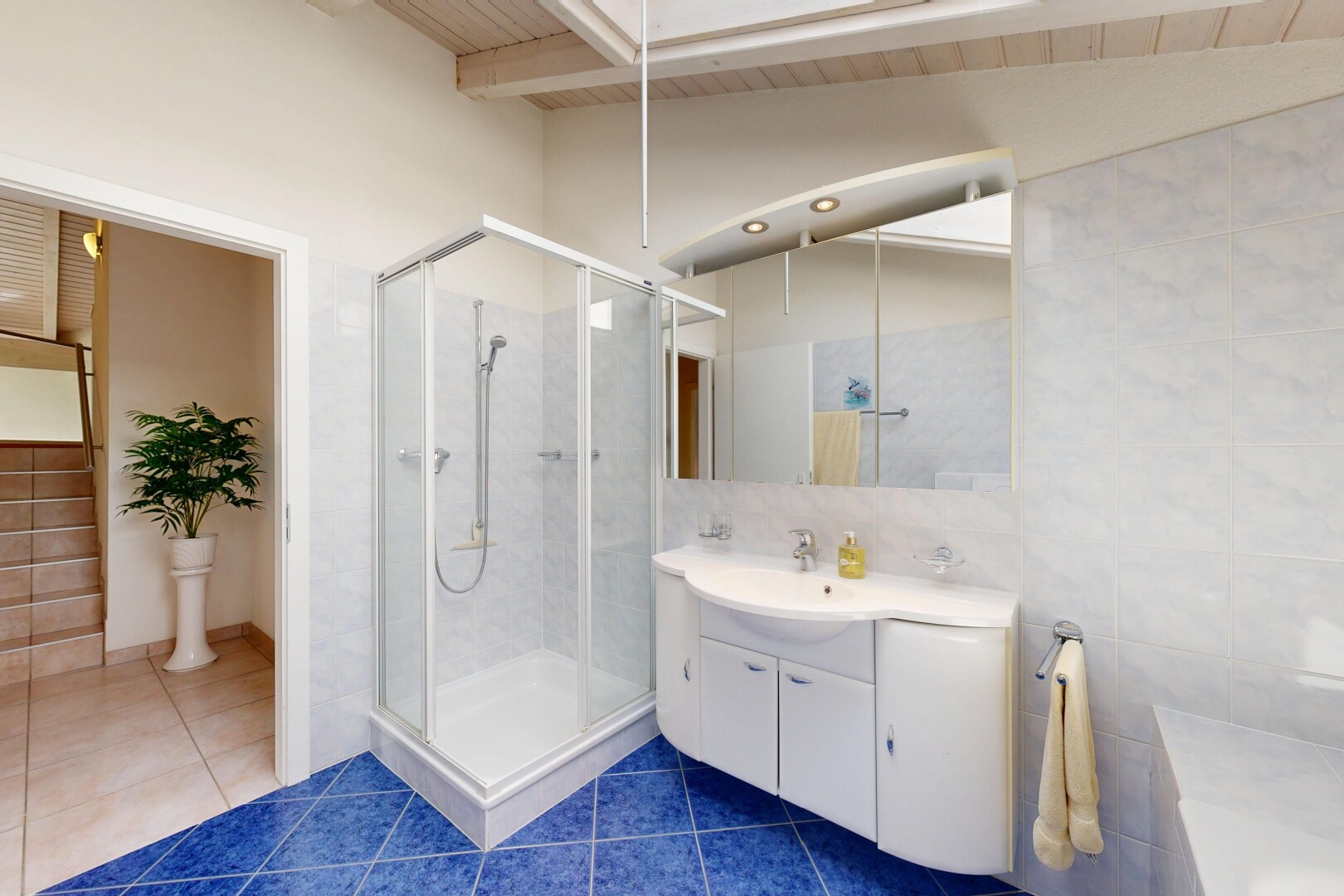 salle de bains avec salle de bain complète, lavabo (ou coiffeuse selon le contexte), douche, wood ceiling, et plafond en bois