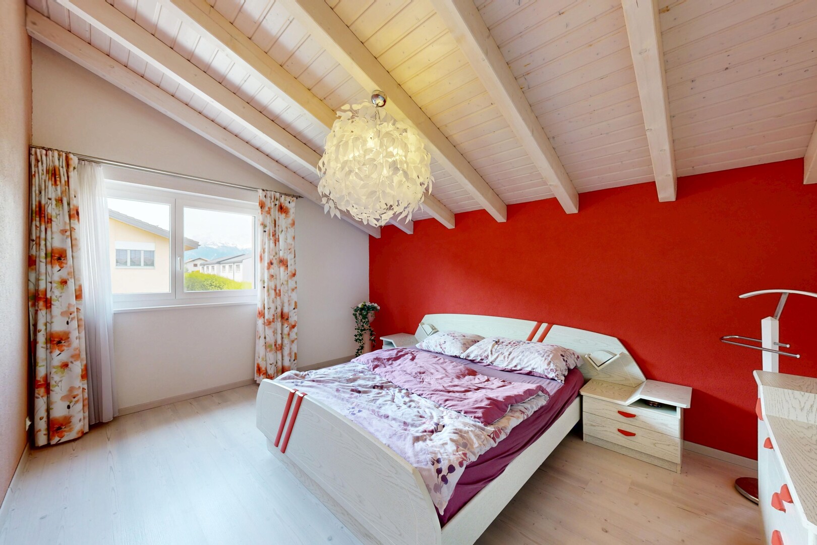 chambre avec sol en finition bois, wood finish floor, cloison sèche, drywall, et inside property