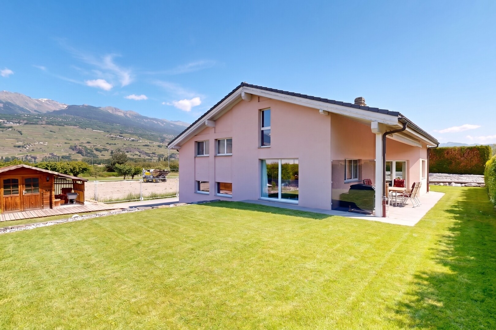 façade avec bardage en stuc, pelouse, mountain view, vue sur la montagne, et from property