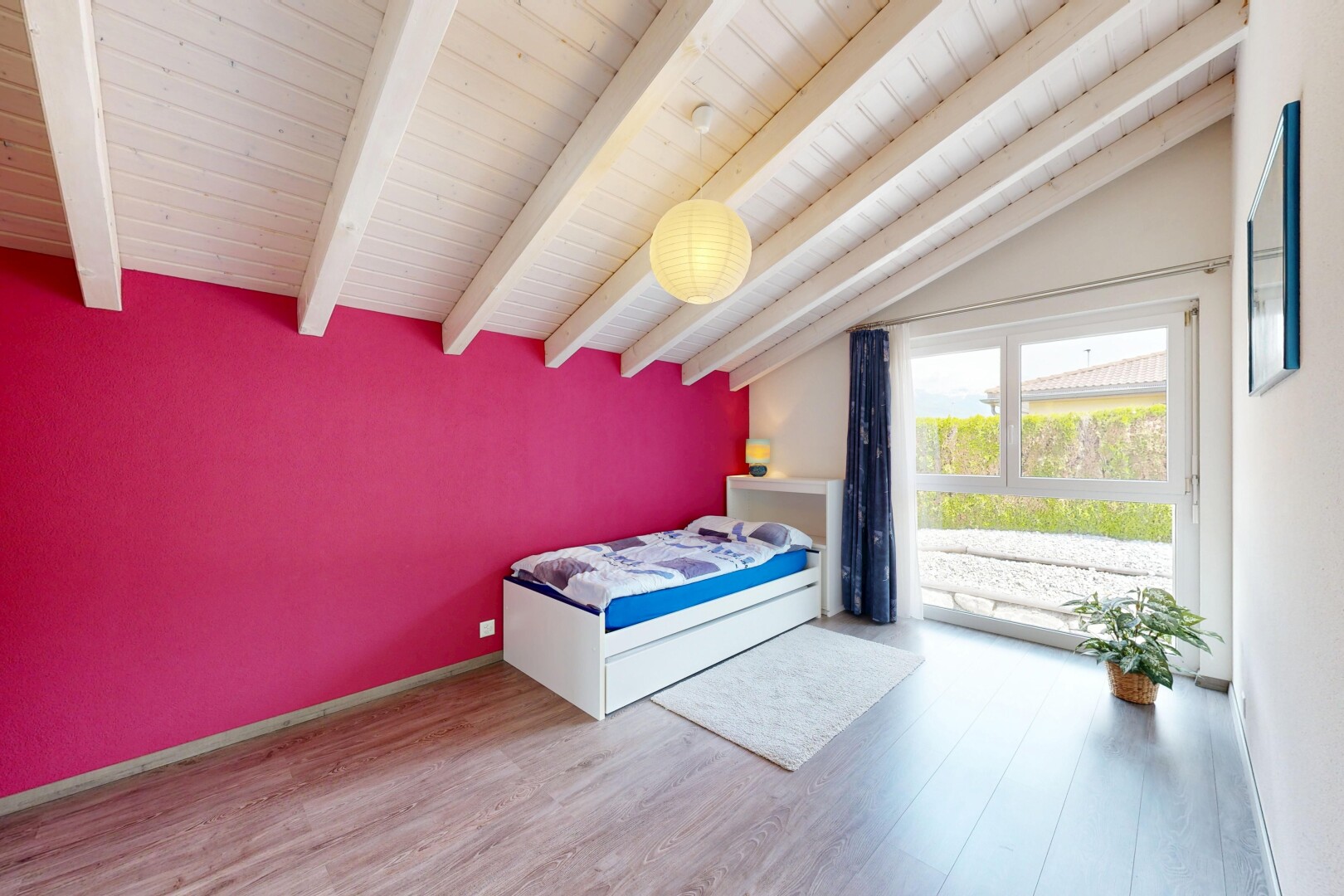 chambre avec sol en finition bois, wood finish floor, cloison sèche, drywall, et lumière naturelle