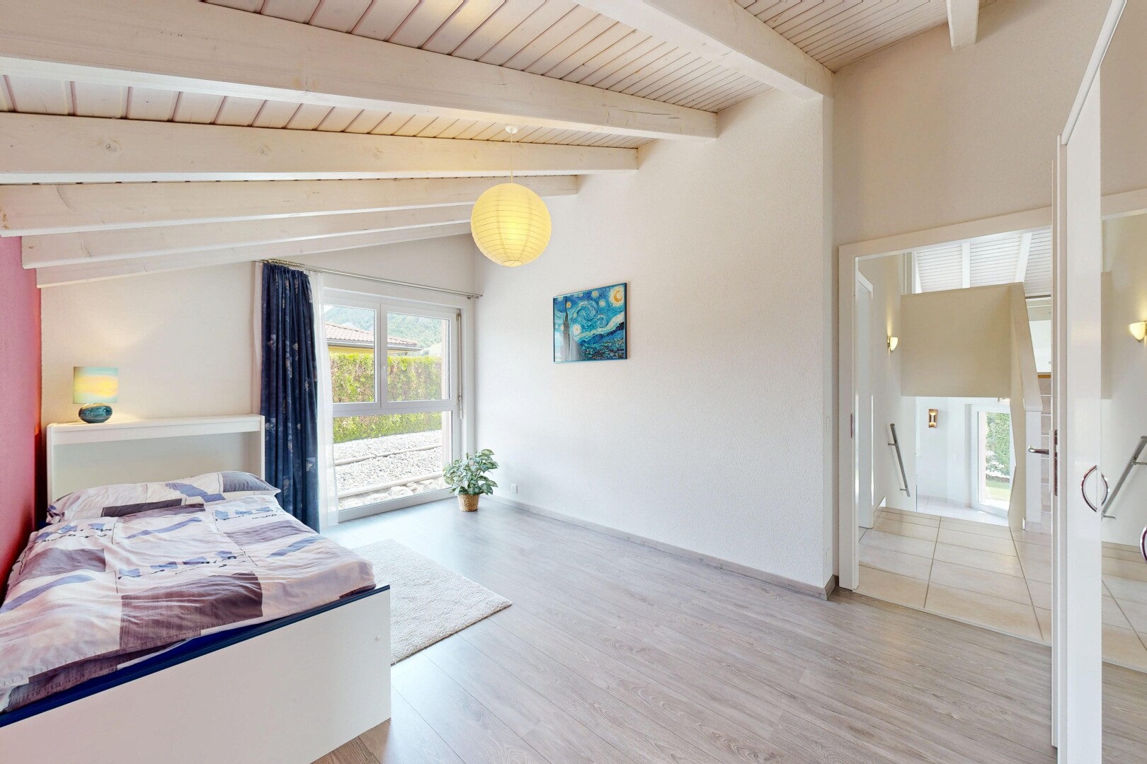 chambre avec natural light, lumière naturelle, accès à l'extérieur, vaulted ceiling, et plafond voûté