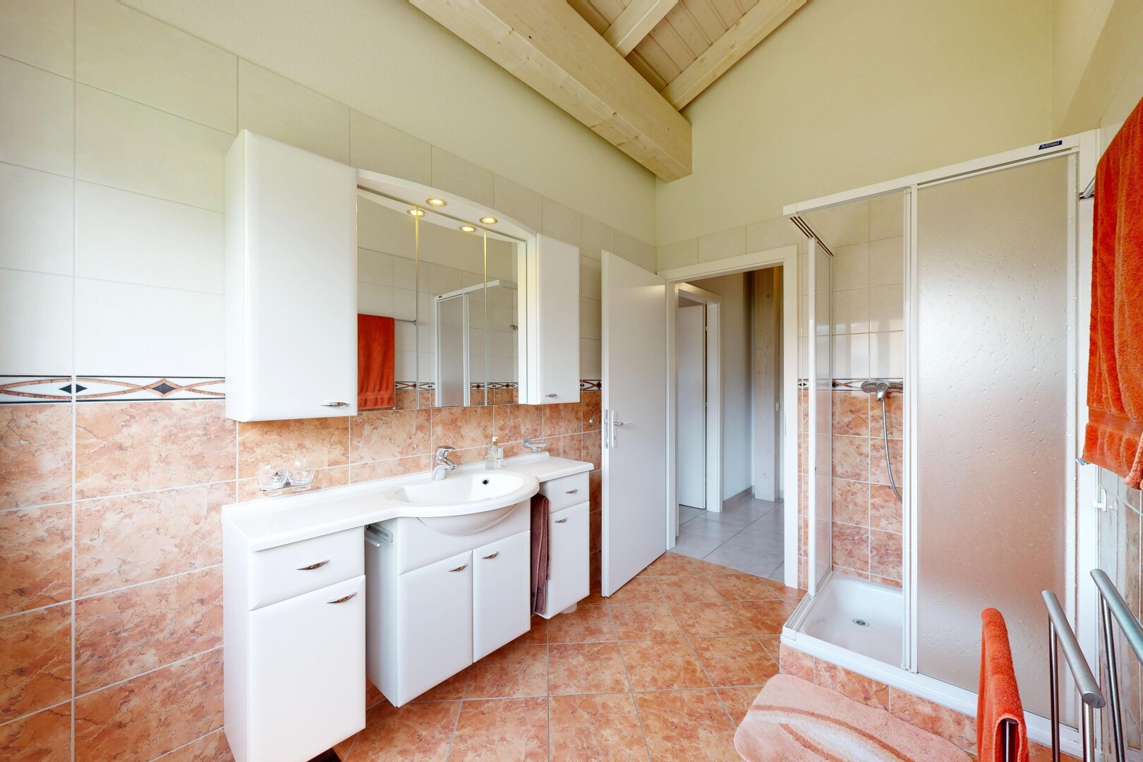 salle de bains avec salle de bain complète, plafond à poutres, beamed ceiling, douche, et lavabo (ou coiffeuse selon le contexte)