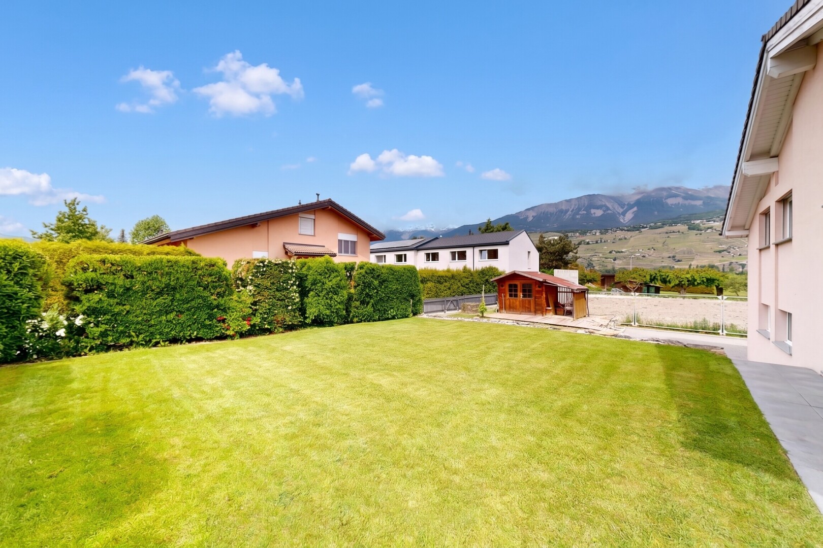 jardin avec from property, pelouse, structure extérieure, day time, et mountain view