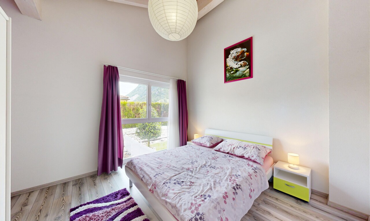 chambre avec inside property, sol en finition bois, wood finish floor, cloison sèche, et drywall