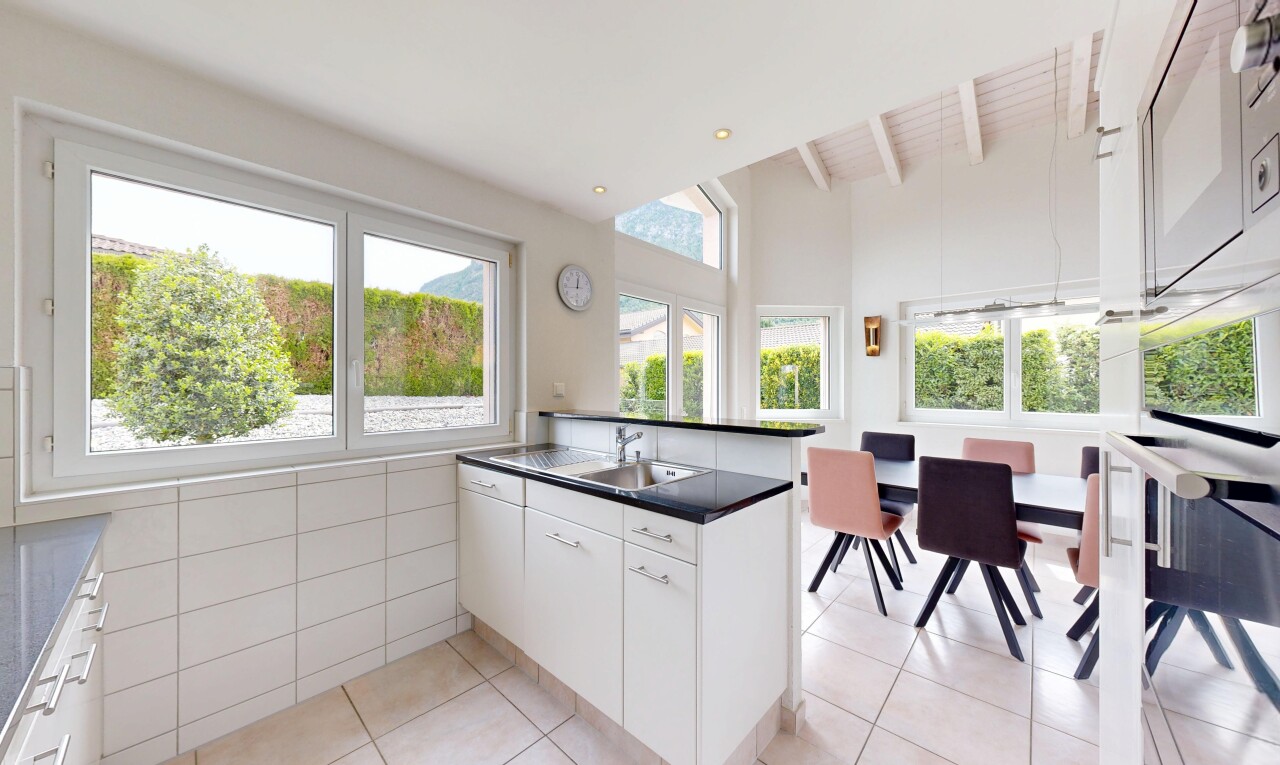 cuisine avec two heights countertops, light floor, armoires blanches, white cabinets, et sol en carrelage