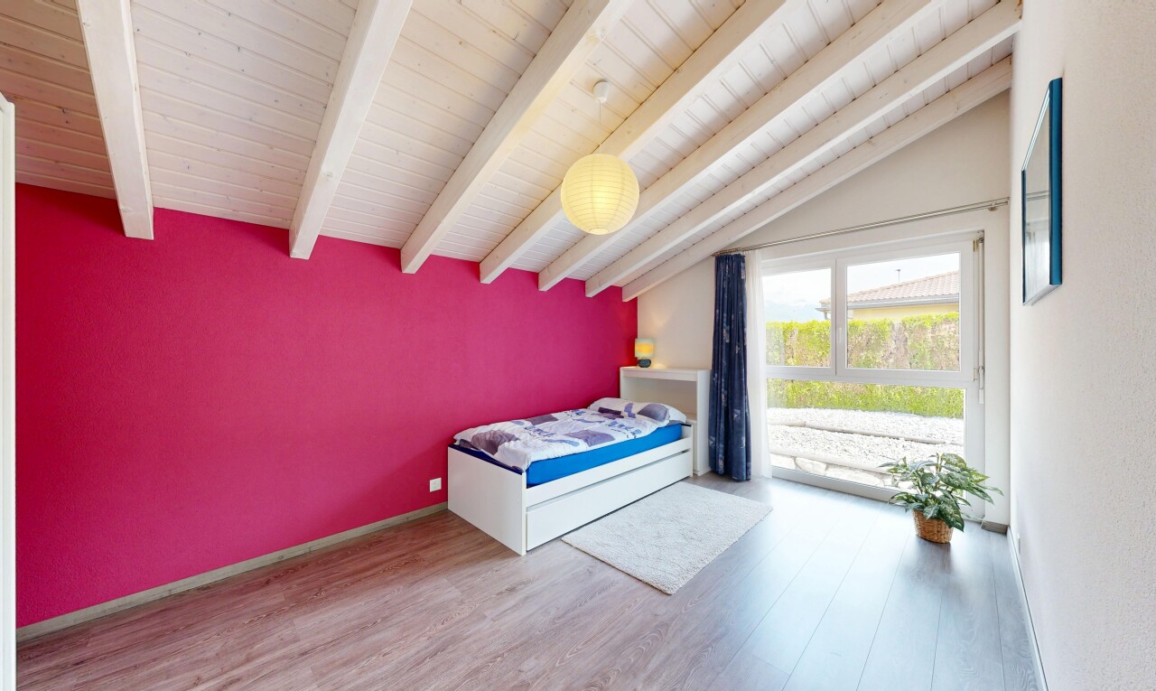 chambre avec sol en finition bois, wood finish floor, cloison sèche, drywall, et lumière naturelle