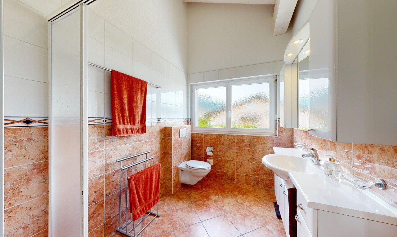 salle de bains avec lumière naturelle, natural light, miroir, lavabo (ou coiffeuse selon le contexte), et évier
