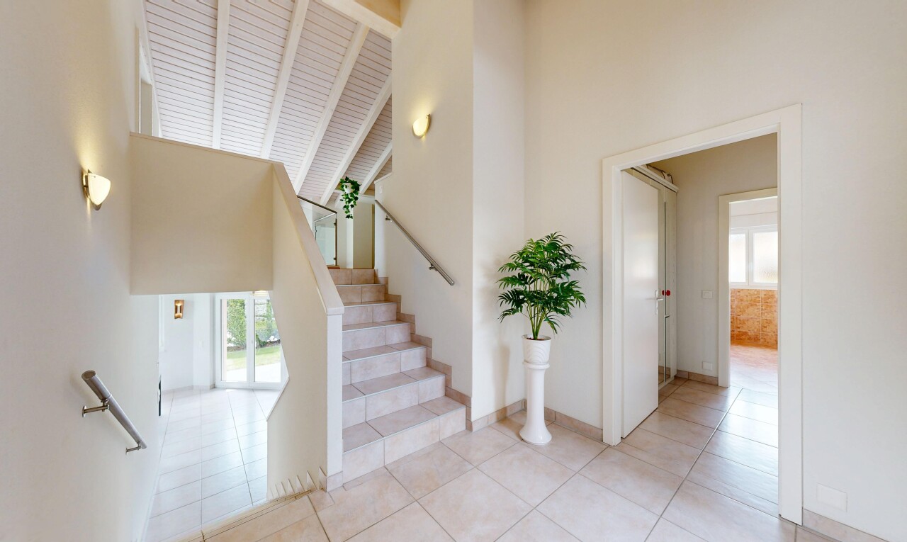 escaliers avec plafond haut, high ceiling, cloison sèche, drywall, et sol en carrelage