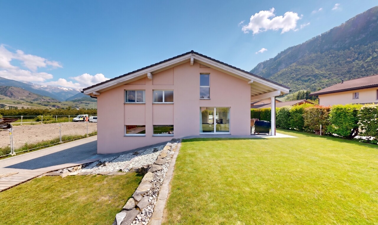 façade avec mountain view, vue sur la montagne, bardage en stuc, pelouse, et from property