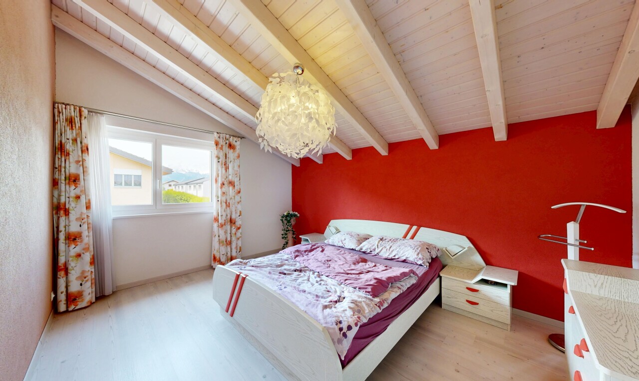 chambre avec sol en finition bois, wood finish floor, cloison sèche, drywall, et inside property