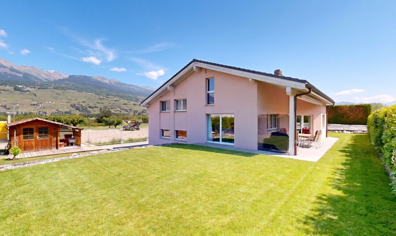 façade avec bardage en stuc, pelouse, mountain view, vue sur la montagne, et from property