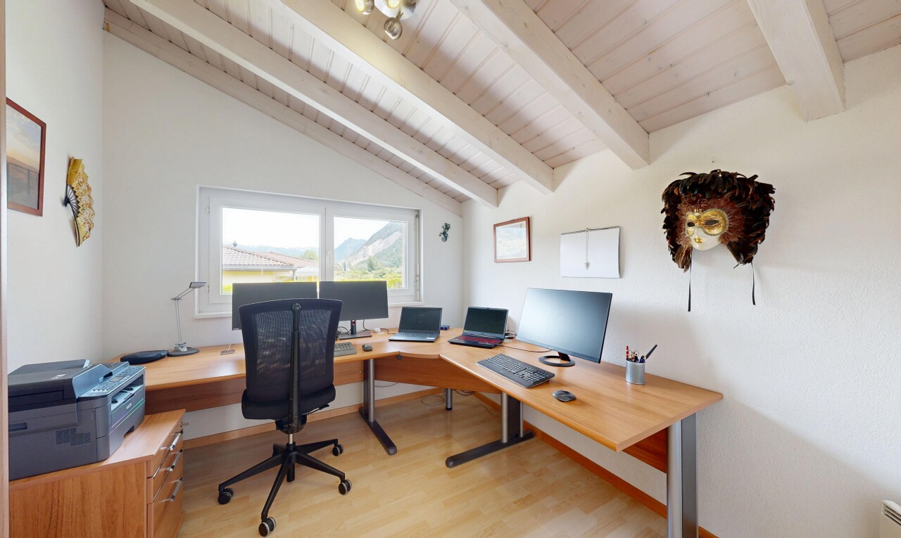 bureau avec natural light, lumière naturelle, espace bureau, inside property, et wood finish floor