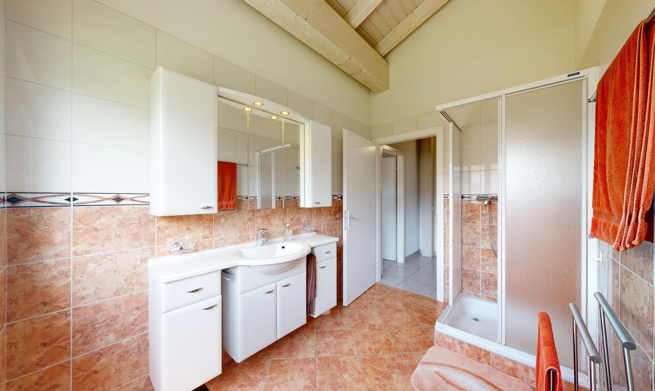 salle de bains avec salle de bain complète, plafond à poutres, beamed ceiling, douche, et lavabo (ou coiffeuse selon le contexte)