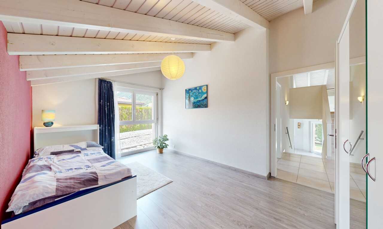 chambre avec natural light, lumière naturelle, accès à l'extérieur, vaulted ceiling, et plafond voûté