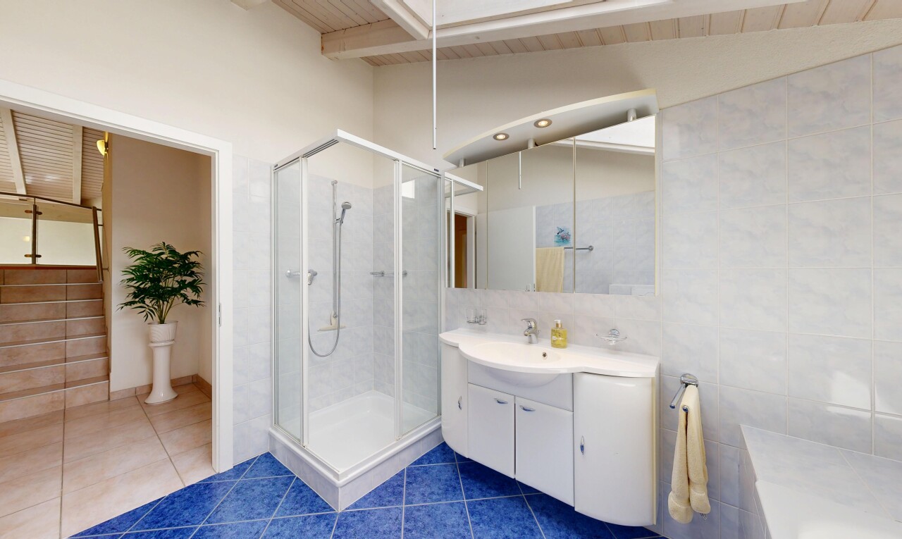 salle de bains avec salle de bain complète, lavabo (ou coiffeuse selon le contexte), douche, wood ceiling, et plafond en bois