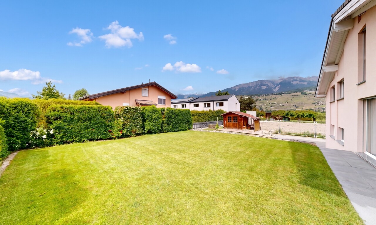 jardin avec from property, pelouse, structure extérieure, day time, et mountain view
