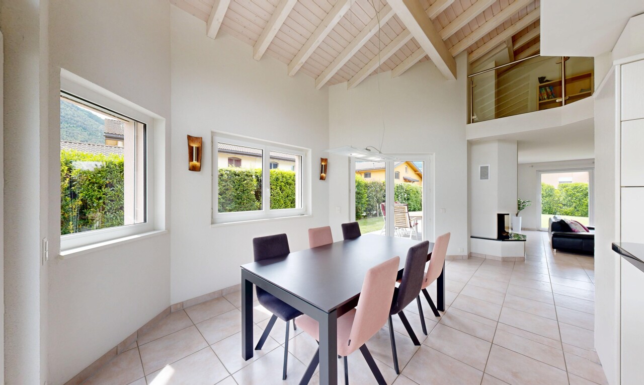 salle à manger avec inside property, sol en carrelage, tile floor, cloison sèche, et drywall