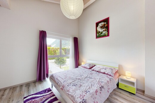chambre avec inside property, sol en finition bois, wood finish floor, cloison sèche, et drywall