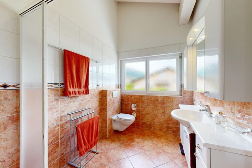 salle de bains avec lumière naturelle, natural light, miroir, lavabo (ou coiffeuse selon le contexte), et évier