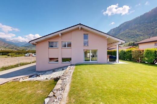 façade avec mountain view, vue sur la montagne, bardage en stuc, pelouse, et from property