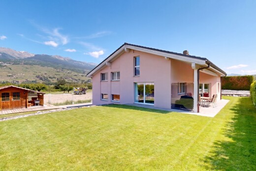 façade avec bardage en stuc, pelouse, mountain view, vue sur la montagne, et from property