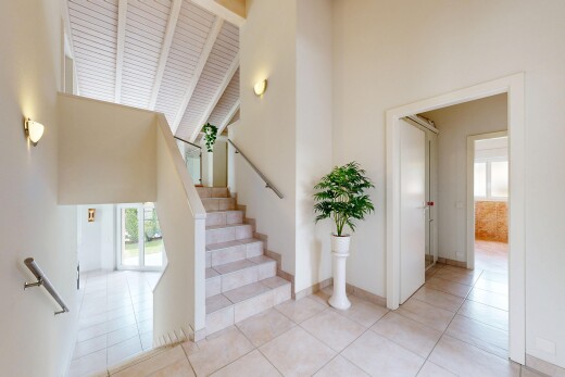 escaliers avec plafond haut, high ceiling, cloison sèche, drywall, et sol en carrelage