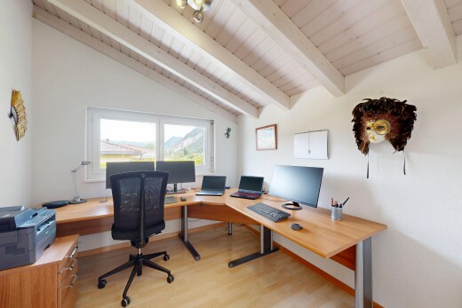 bureau avec natural light, lumière naturelle, espace bureau, inside property, et wood finish floor