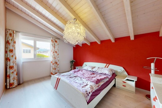 chambre avec sol en finition bois, wood finish floor, cloison sèche, drywall, et inside property