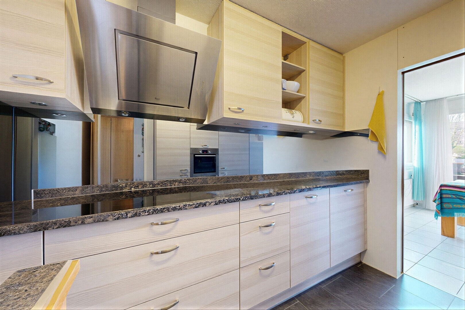 küche mit dark countertops, open shelves, offene regale, stone countertops, und stein arbeitsplatten