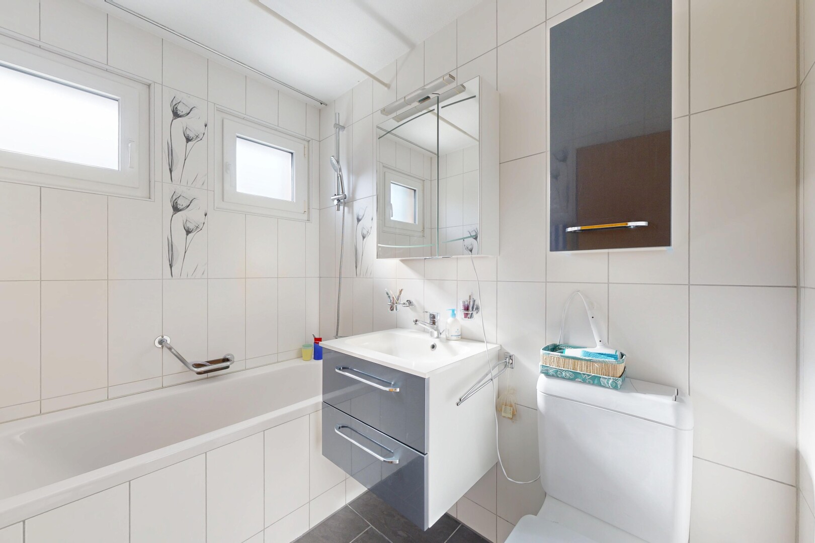 bad mit schminktisch, fliesenwand, tile wall, spiegel, und toilette