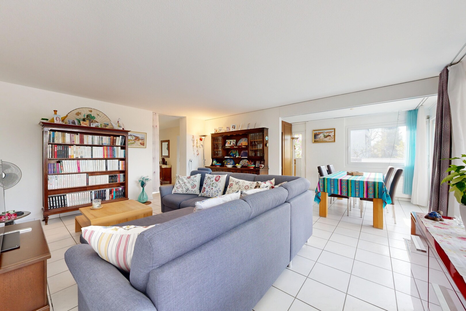 wohn- / esszimmer mit inside property, gipskartonwand, drywall, light floor, und natürliches licht