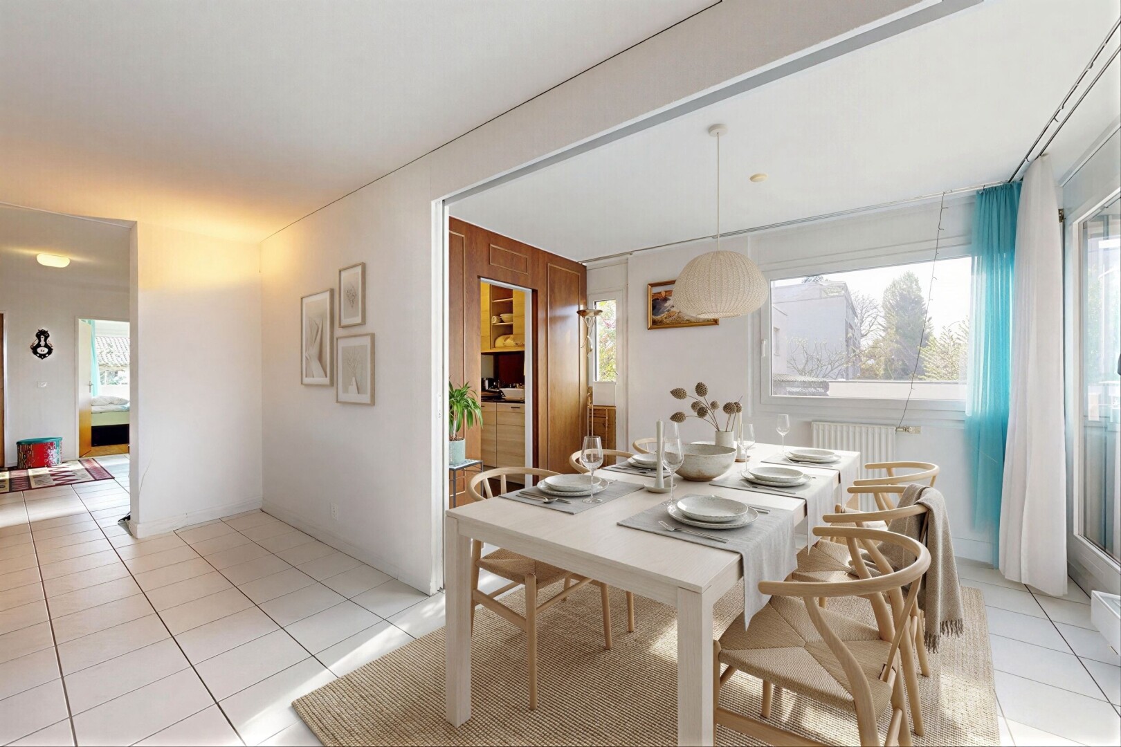 esszimmer mit natürliches licht, natural light, inside property, fliesenboden, und tile floor