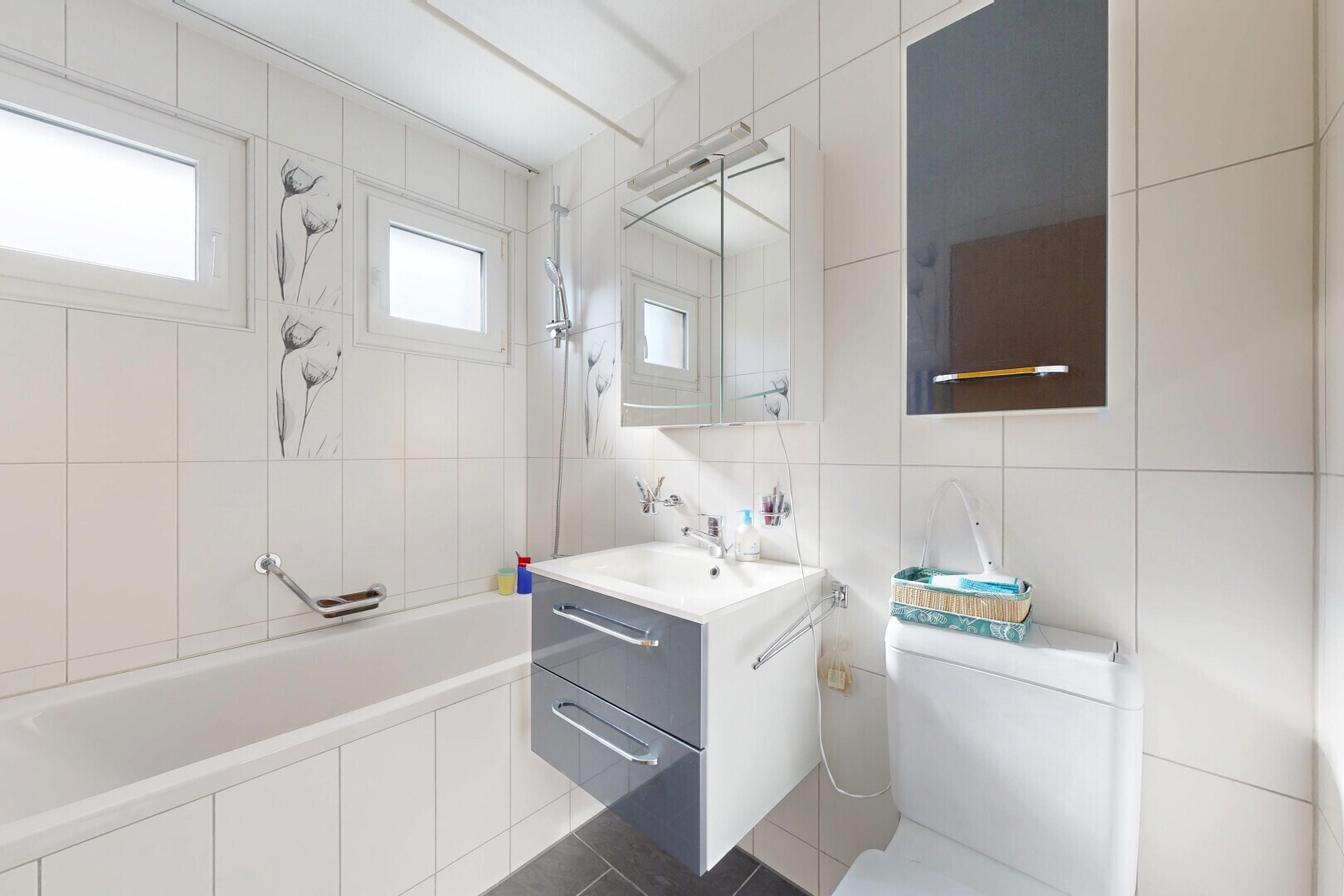 bad mit schminktisch, fliesenwand, tile wall, toilette, und spiegel