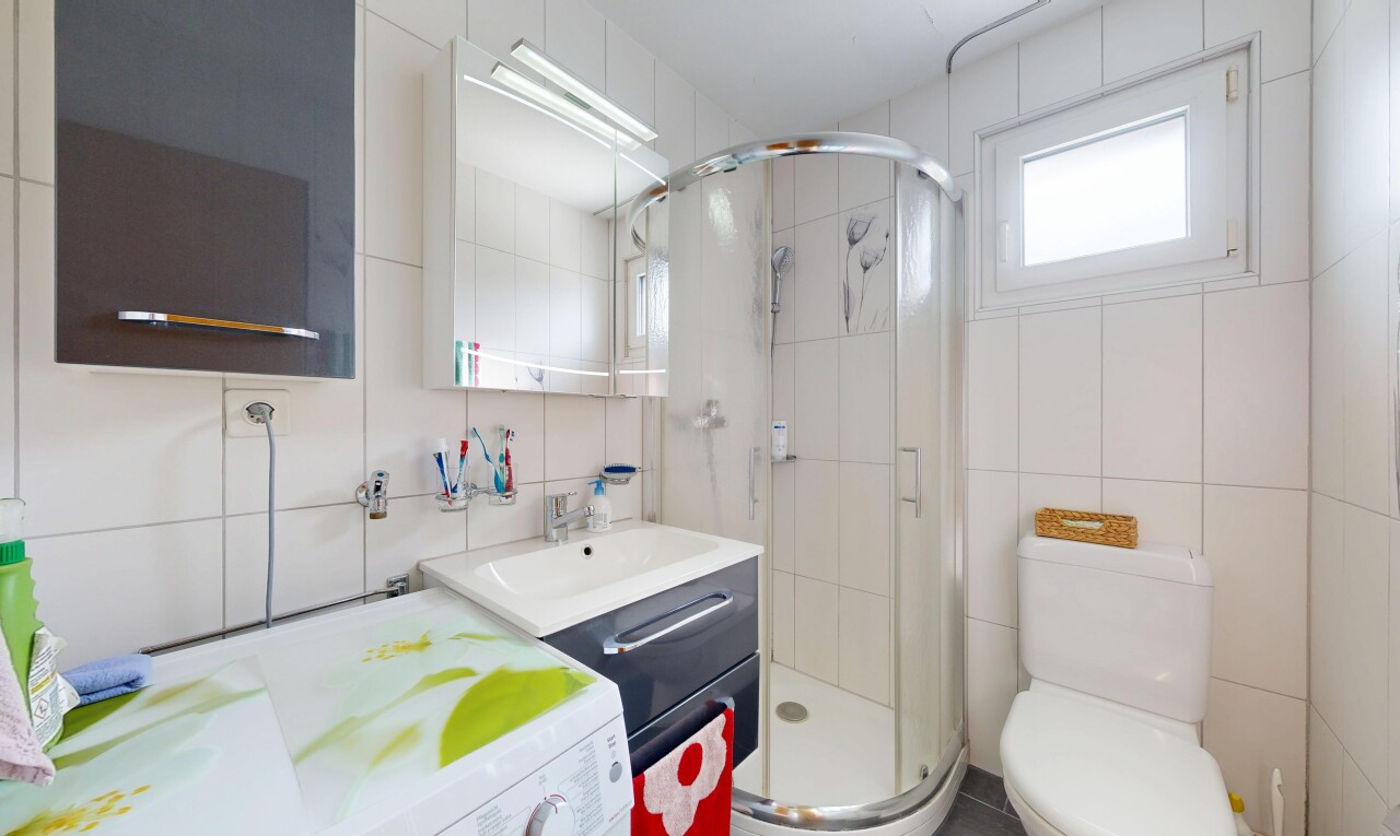 bad mit schminktisch, fliesenwand, tile wall, spiegel, und komplettes badezimmer