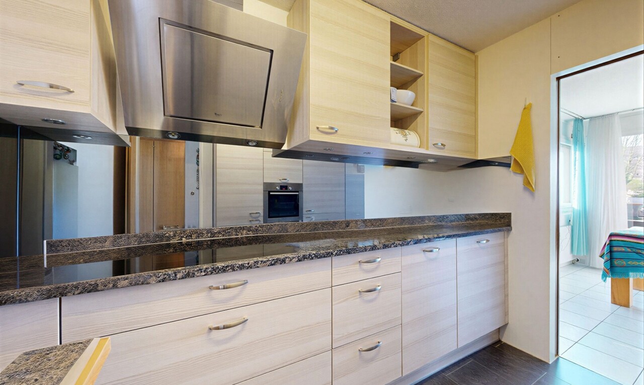 küche mit dark countertops, open shelves, offene regale, stone countertops, und stein arbeitsplatten