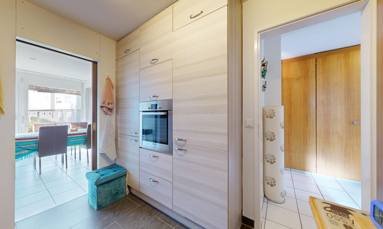 küche mit ofen, inside property, fliesenboden, tile floor, und natürliches licht
