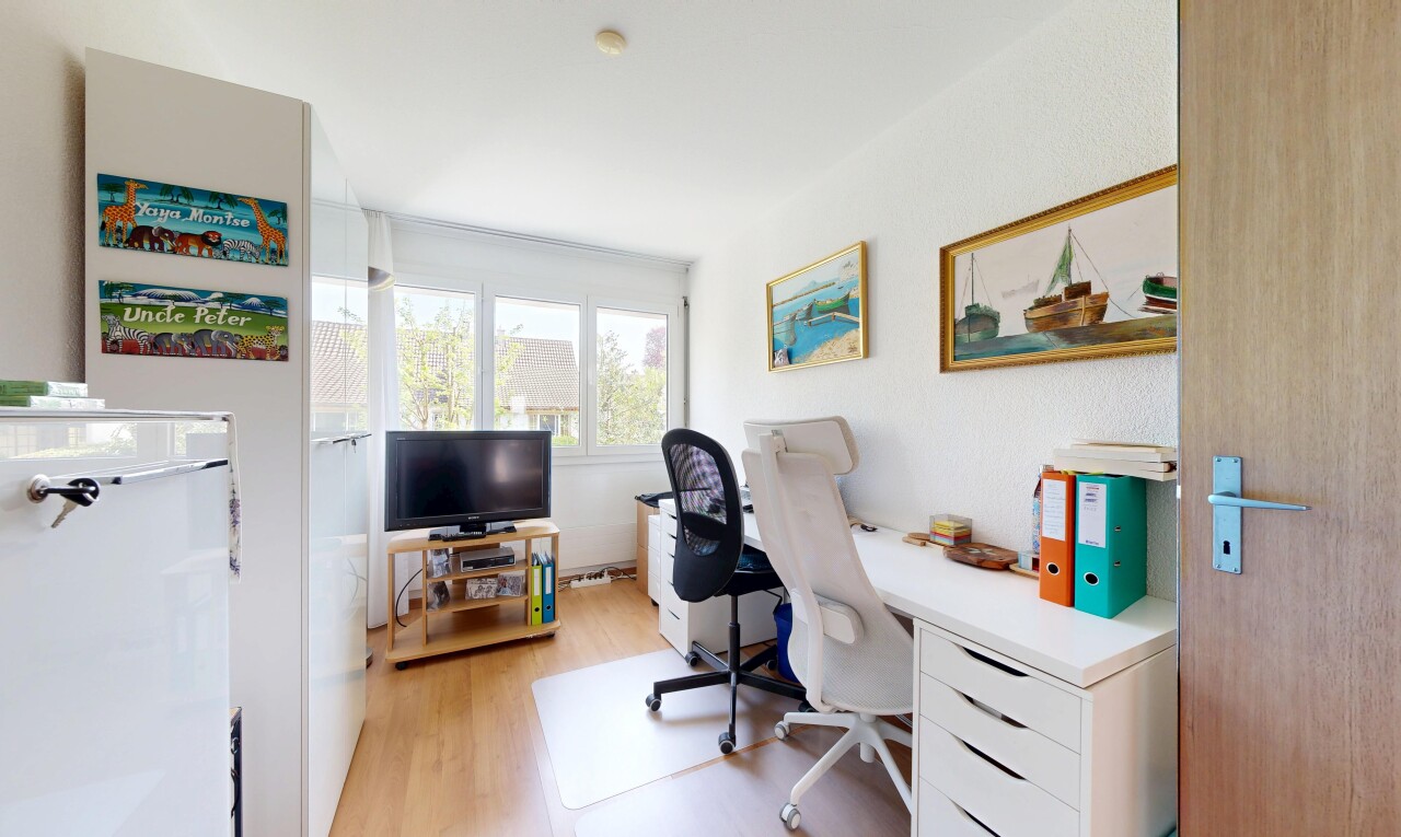 büro mit fernseher, bürobereich, natürliches licht, natural light, und holzfußboden