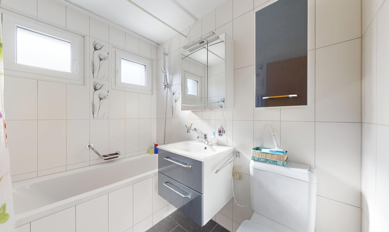 bad mit schminktisch, fliesenwand, tile wall, spiegel, und toilette