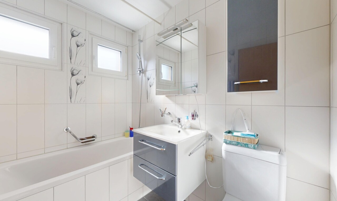 bad mit schminktisch, fliesenwand, tile wall, toilette, und spiegel