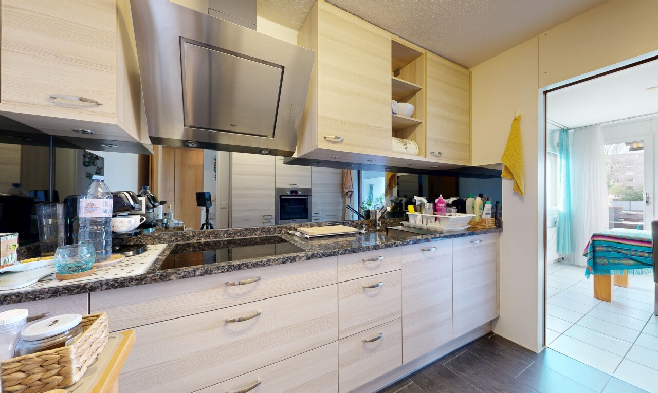 küche mit stone countertops, stein arbeitsplatten, dark countertops, open shelves, und offene regale