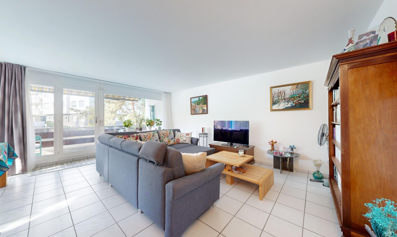 wohnzimmer mit fernseher, inside property, fliesenboden, tile floor, und natürliches licht