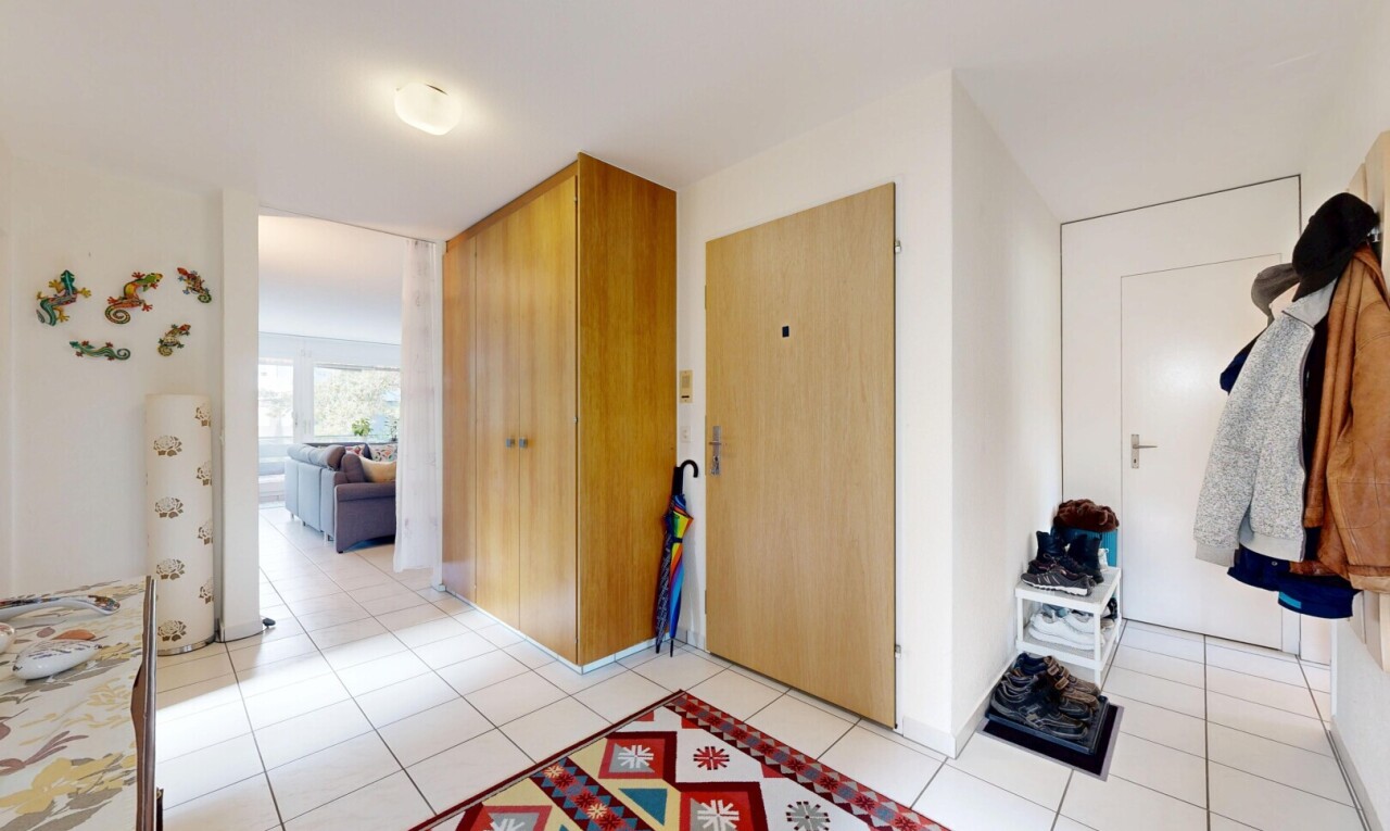 halle / korridor mit light floor, fliesenboden, tile floor, gipskartonwand, und drywall