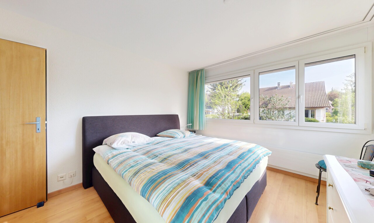 zimmer / schlafzimmer mit inside property, gipskartonwand, drywall, holzfußboden, und wood finish floor