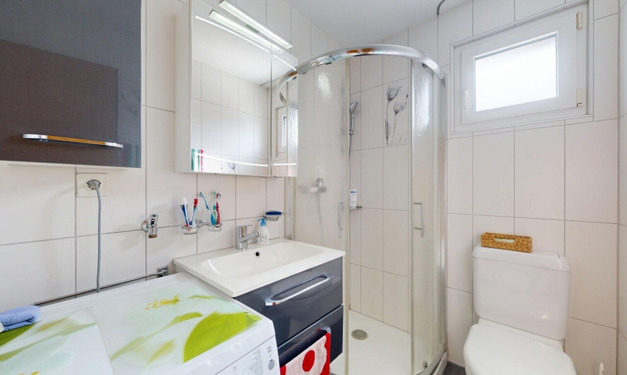 bad mit schminktisch, spiegel, fliesenwand, tile wall, und komplettes badezimmer