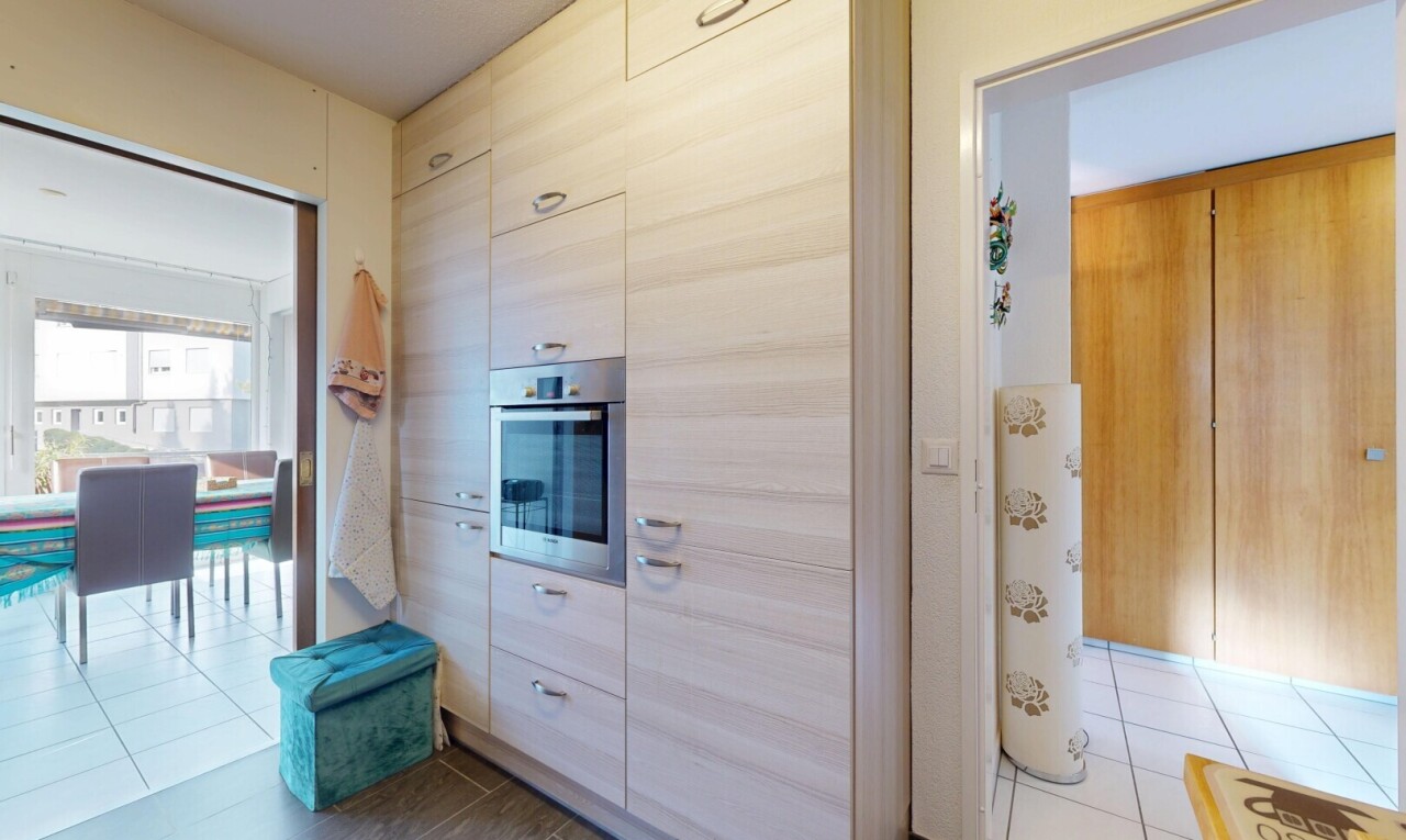 küche mit ofen, inside property, fliesenboden, tile floor, und natürliches licht