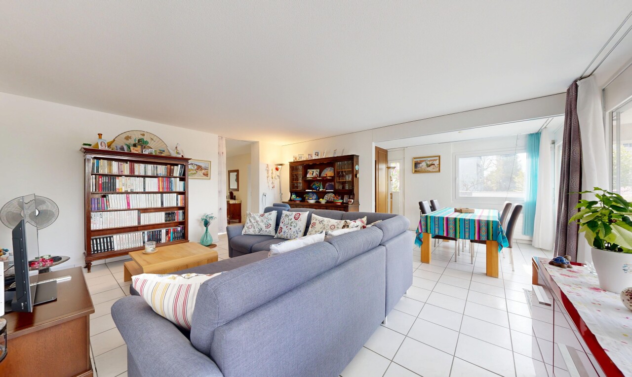 wohn- / esszimmer mit inside property, gipskartonwand, drywall, light floor, und natürliches licht